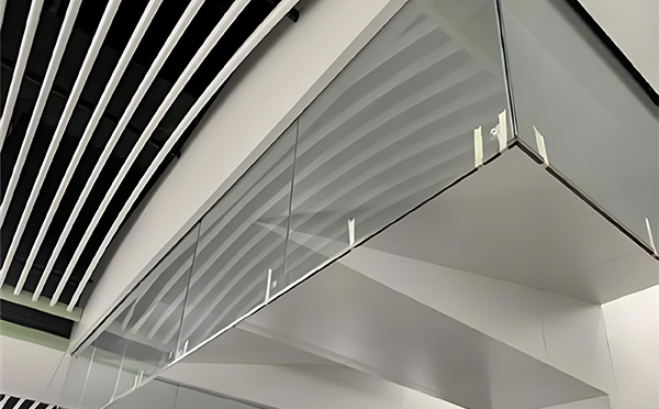 天山玻璃挡烟垂壁