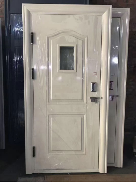 天山学校教室门