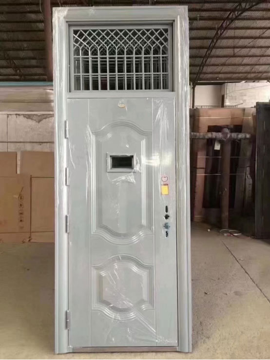 天山学校教室门