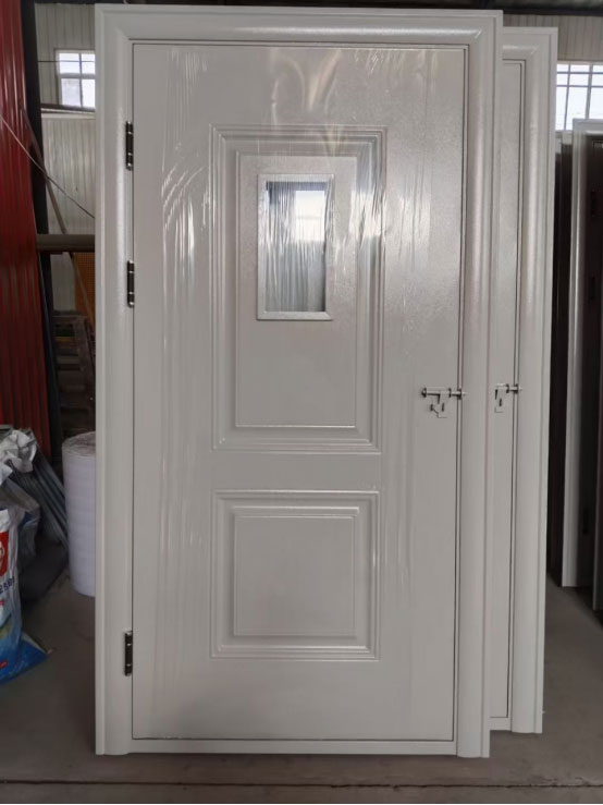 天山学校教室门