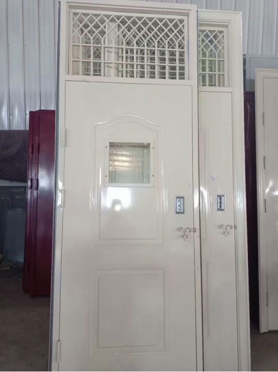 天山学校教室门