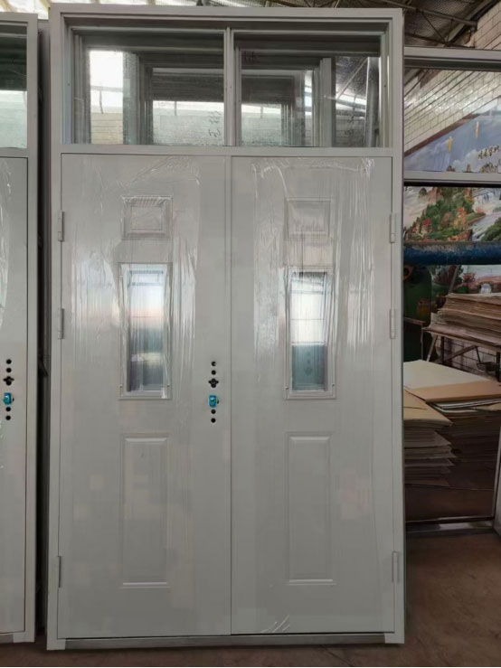 天山学校教室门