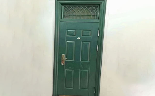 天山学校教室门