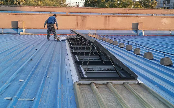 某区域性物流仓储中心天山排烟窗系统安装项目