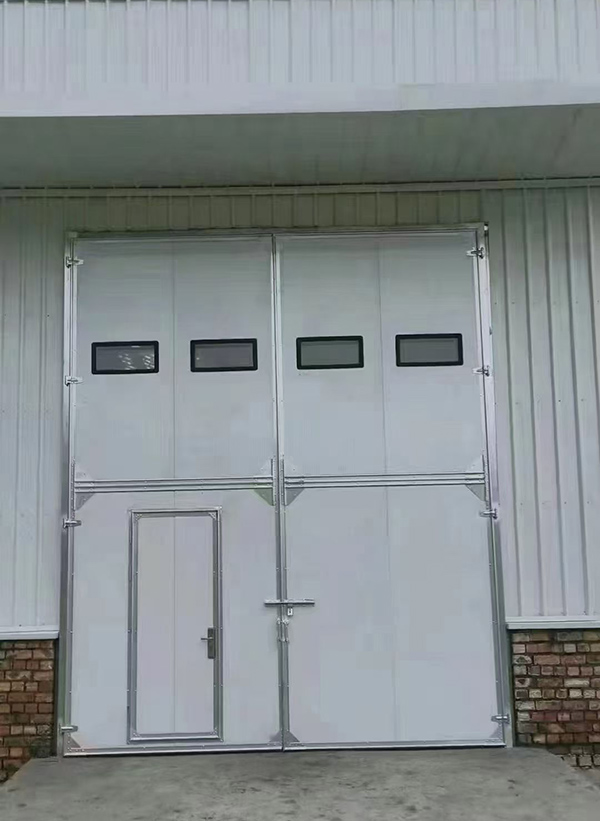 天山工业门在设备装配车间出入口的实施记录 天山工业门在设备装配车间出入口的实施记录